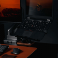 Giá treo laptop HYPERWORK VESA LT01 đen, gắn vào giá treo màn hình (monitor arm)