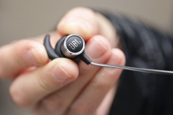 Tai nghe không dây thể thao JBL REFLECT MINI 2 màu đen, có dây đeo cổ